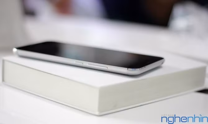 Với thiết kế vỏ nhôm nguyên khối, các góc được bo tròn mềm mại, phím cứng vật lý được chau chuốt. Tuy nhiên, phím nguồn và cụm phím tăng, giảm âm lượng được Meizu bố trí hết ở cạnh phải. Trong khi phần viền kim loại là những đường cắt bóng bẩy giống như ở iPhone 5/5S.