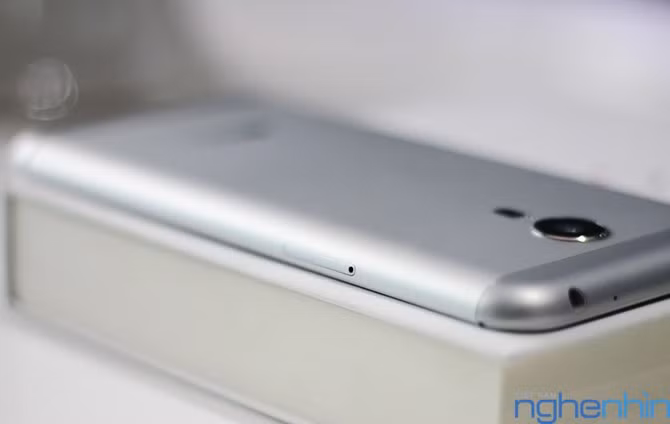 Cạnh trái là khe cắm sim.