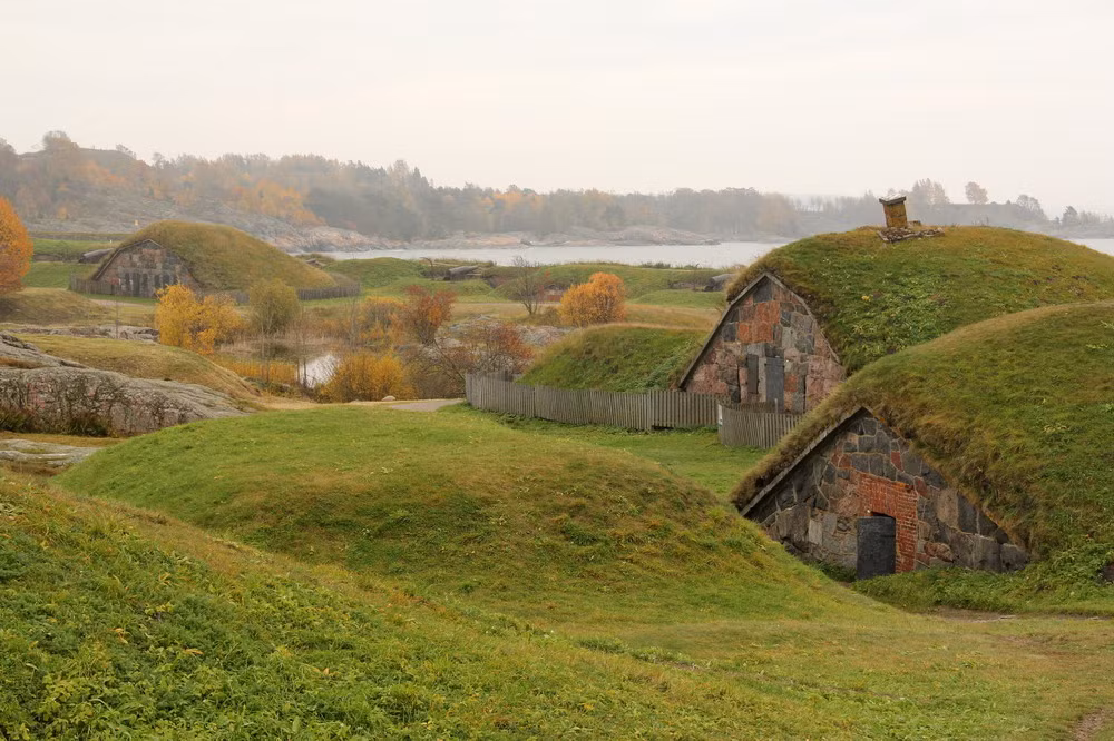 Pháo đài cùng lưu giữ được một hệ thống công trình cổ độc đáo gồm các khu nhà ở, trại lính và hệ thống các đường hầm bí mật.