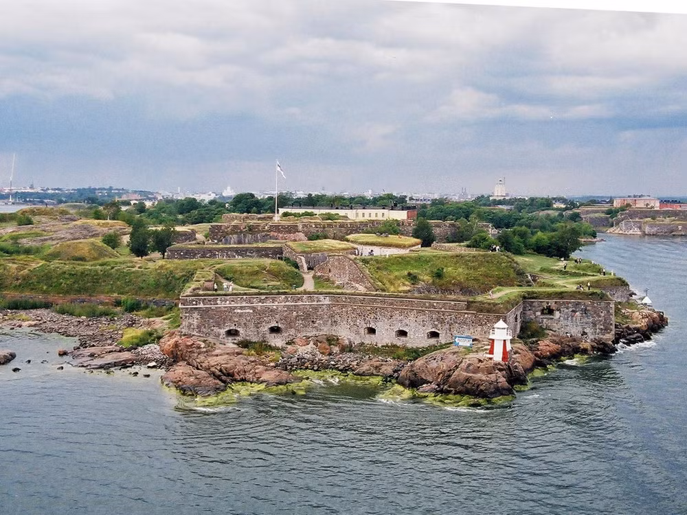 Ngày nay, pháo đài Suomenlinna vẫn còn giữ được kiến trúc khá nguyên vẹn, nổi bật là 6 km tường thành được xây theo đúng quy chuẩn kiến trúc thành trì cổ xưa vô cùng vững chắc và kiên cố.
