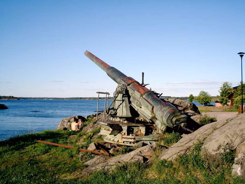 Những khẩu đại bác được sử dụng trong trận chiến xưa kia nay vẫn được lưu giữ trong pháo đài và được đặt rải rác nhiều vị trí.