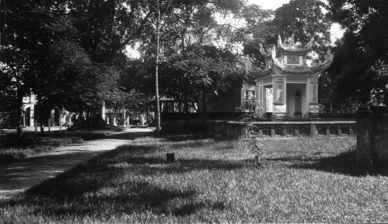 Trong khuôn viên một ngôi chùa ở Hà Nội.