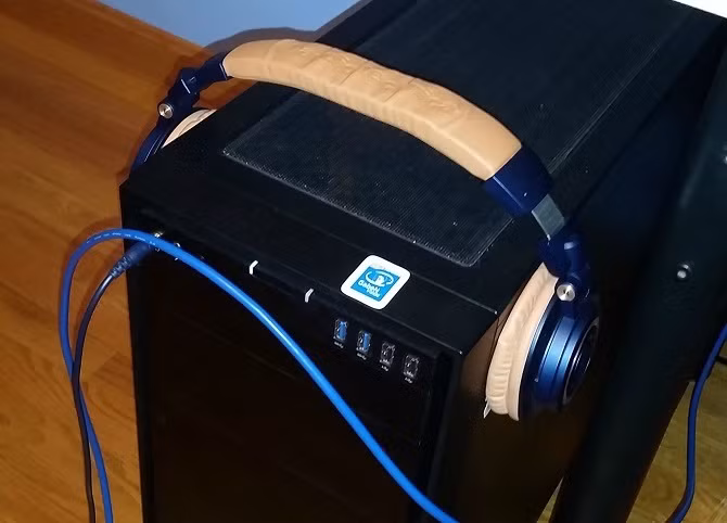  2. Đeo tai nghe xung quanh một chiếc hộp lớn. Tai nghe cũng giống như giày vậy – bạn càng đeo lâu thì quai đeo càng giãn và càng ít gây khó chịu. Song, trải nghiệm ban đầu có thể khiến cho bạn khó chịu tới mức... không bao giờ muốn đeo tai nghe một lần nữa. Vậy thì hãy để cho một chiếc hộp (hoặc một vài quyển sách xếp chồng lên nhau, hoặc bất cứ vật thể nào có kích cỡ nằm trong mức giới hạn của tai nghe) làm công việc kéo dãn hộ bạn. Khi không sử dụng tai nghe, hãy đeo tai nghe của mình quanh chiếc hộp này và để qua đêm. Kích cỡ của chiếc hộp nên rộng hơn kích cỡ đầu của bạn một chút và cũng không nên sử dụng những chiếc hộp quá rộng.