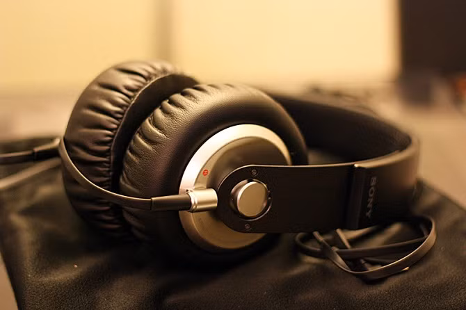 Khi mua tai nghe, bạn có thể quá tập trung vào chất lượng âm thanh hay mức độ cách âm mà quên mất khả năng chịu đựng của chính bản thân mình. Đáng lo hơn, trong quá trình nghe thử, bạn có thể không phát hiện ra rằng một số loại tai nghe cỡ lớn có lực kẹp trên đầu sẽ gây khó chịu khủng khiếp chỉ sau 1, 2 giờ thưởng thức. Thật may mắn, bạn có thể tận dụng những mẹo sử dụng tai nghe siêu đơn giản sau đây để giảm lực kẹp của tai nghe trên đầu.