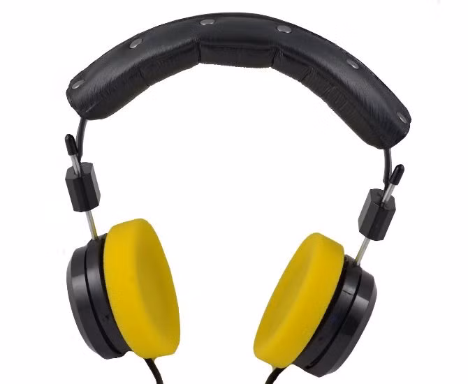  3. Bọc thêm đệm mút vào phía dưới quai đeo. Vấn đề với phần lớn các dòng tai nghe có trên thị trường là phần đệm phía dưới quai đeo (phần tiếp xúc với đỉnh đầu) thường quá mỏng và không đủ êm ái, khiến cho quá nhiều trọng lượng bị dồn lên một điểm của đầu người dùng. Một số chiếc tai nghe khác, ví dụ như AKG K702, lại có nhiều vùng lồi trên vỏ headband gây... đau đầu toàn diện. Nan giải nhất, khi được mở rộng kích cỡ cho phù hợp với chiều rộng của đầu người dùng, một số chiếc tai nghe sẽ cách đỉnh đầu quá xa, khiến cho đệm mút bị tụt xuống đè lên tai người dùng.