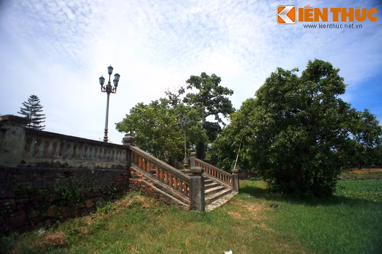 Nổi bật nhất là bài "Tịnh hồ hạ hứng", nằm trong chùm thơ ca ngợi 20 cảnh đẹp đất Thần Kinh của vua Thiệu Trị. Bài thơ này cùng với phong cảnh hồ Tịnh Tâm được vẽ vào tranh gương để treo ở các cung điện.