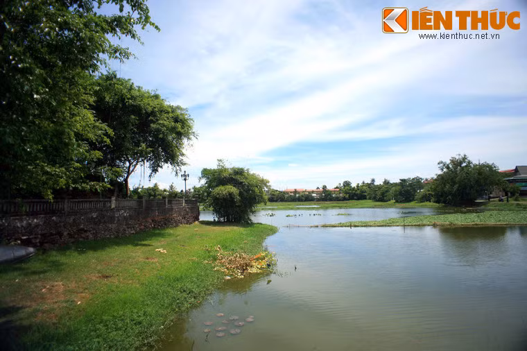 Hồ Tịnh Tâm có bình diện hình chữ nhật, chu vi gần 1500m, trên hồ có ba hòn đảo Bồng Lai, Phương Trượng và Doanh Châu. Theo sử sách ghi lại, hồ được ngăn cách với bên ngoài bằng một vòng tường gạch, bốn mặt có bốn cửa tượng trưng cho 4 mùa. Xung quanh các đảo trên hồ và dọc bờ hồ đều trồng các loại hoa cỏ lạ, dưới hồ trồng sen trắng.