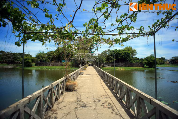 Trước đây, hồ nguyên là vết tích của đoạn sông Kim Long chảy qua Huế. Đầu thời Gia Long, triều đình cho cải tạo một số đoạn sông và khơi dòng theo hướng khác để tạo thành Ngự Hà và hồ Ký Tế. Đến thời Minh Mạng, triều Nguyễn đã huy động binh lính tham gia vào việc cải tạo hồ, biến hồ này thành chốn tiêu dao, giải trí.