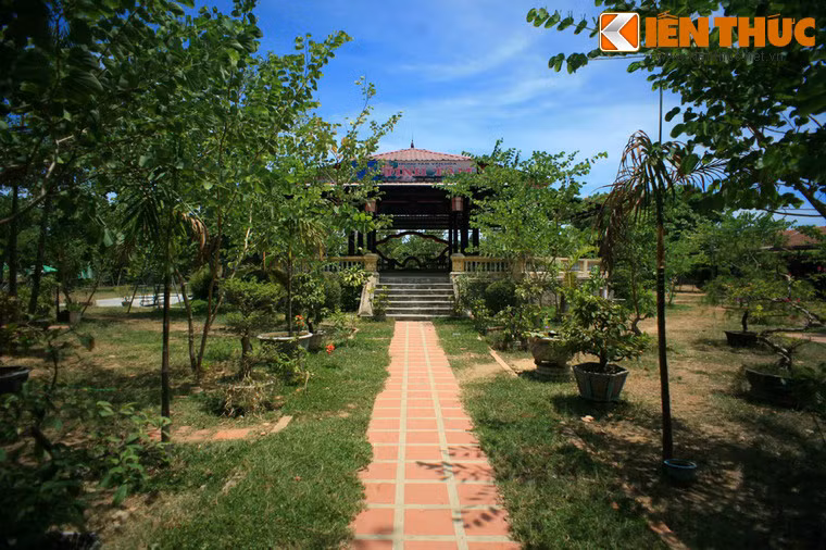 Đảo Bồng Lai ở phía Nam hồ là đảo lớn và quan trọng nhất. Trên đảo có nhiều công trình kiến trúc đặc sắc như điện Bồng Doanh, nhà Thủy tạ Thanh Tâm, lầu Trừng Luyện. Đảo được nối với bờ bằng các cây cầu Bồng Doanh và cầu Hồng Cừ. Các công trình này ngày nay đều không còn.