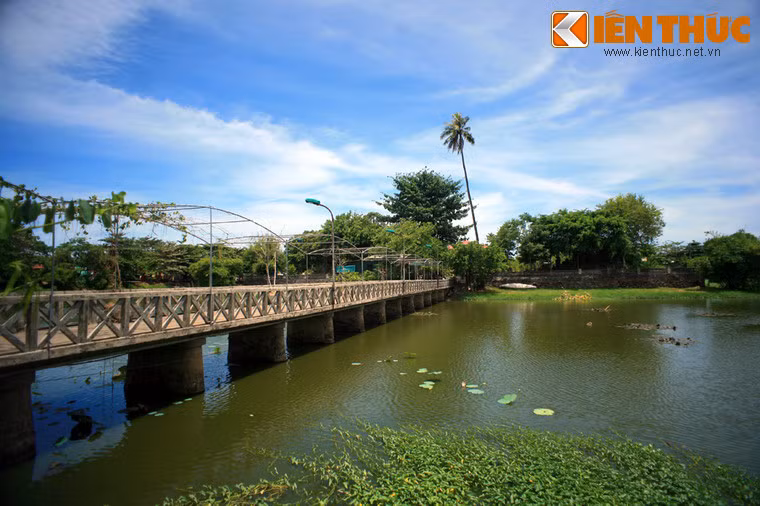 Nằm trong Hoàng thành Huế, hồ Tịnh Tâm là một di tích cảnh quan nổi tiếng của mảnh đất cố đô được kiến tạo dưới triều Nguyễn.