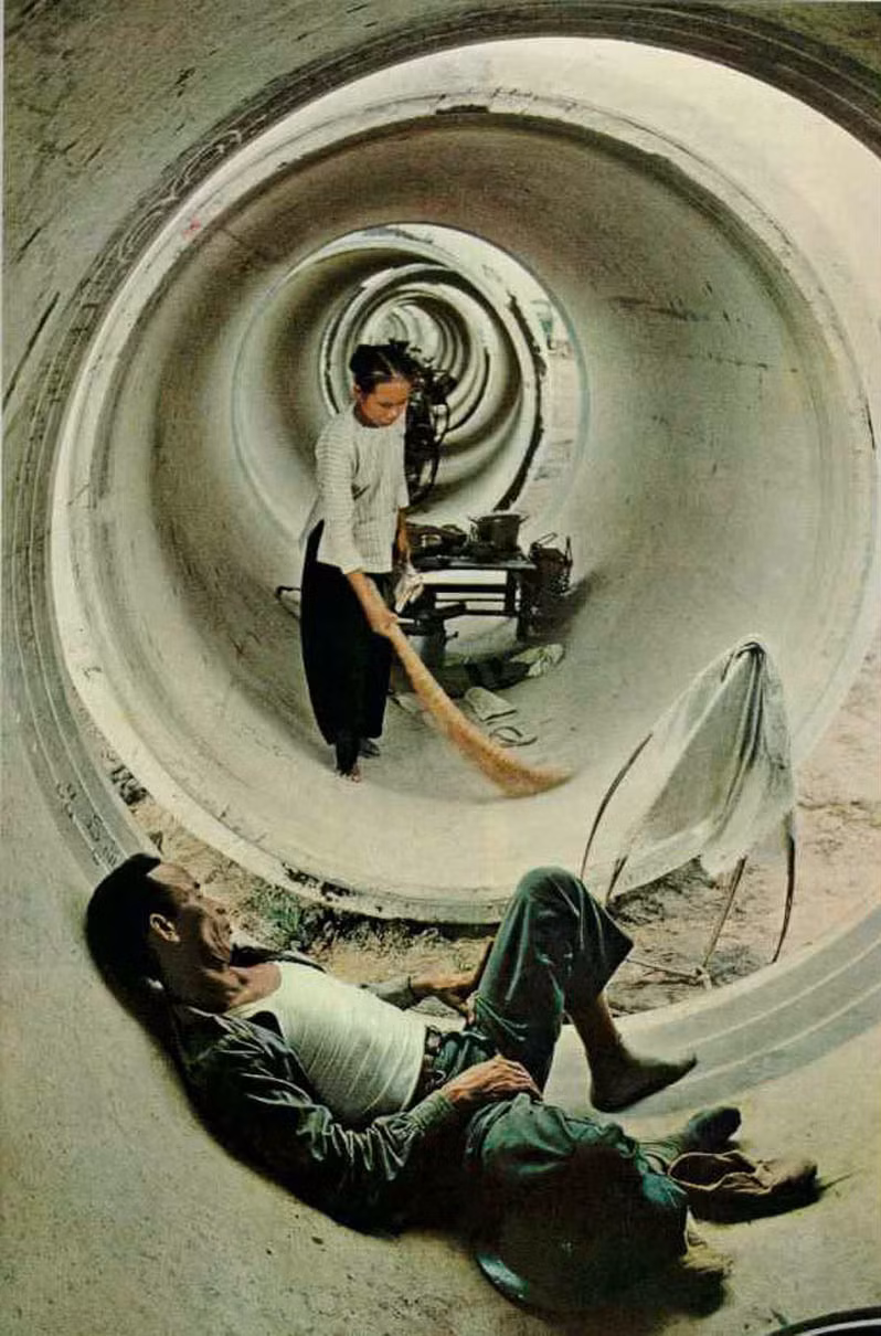 Công nhân đường sắt ở Sông Bé nghỉ ngơi trong các ống cống.