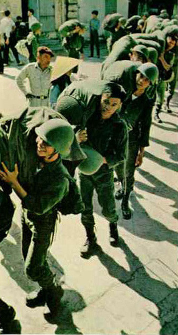 Binh lính VNCH trước chuyến hành quân bằng đường sắt từ Đà Nẵng đến Quy Nhơn.