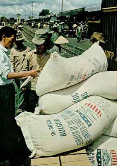 Lương thực viện trợ của Mỹ được vận chuyển bằng đường sắt tới các địa phương khác nhau của miền Nam Việt Nam.