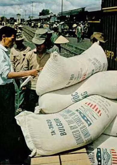 Lương thực viện trợ của Mỹ được vận chuyển bằng đường sắt tới các địa phương khác nhau của miền Nam Việt Nam.