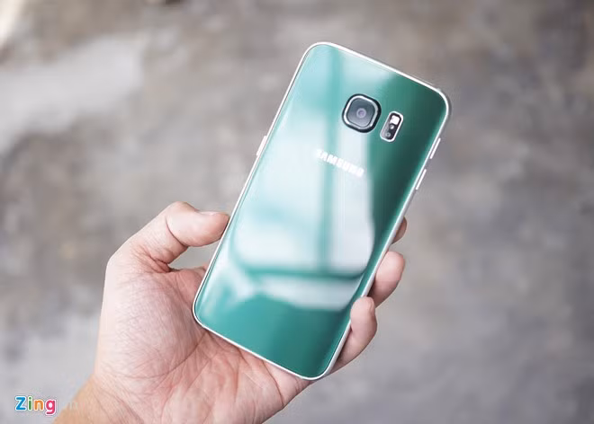  Samsung Galaxy S6 Edge xanh ngọc lục bảo. Sau phiên bản xanh đen, trắng và vàng đã lên kệ vài tháng trước, Galaxy S6 Edge phiên bản xanh ngọc lục bảo đã có mặt tại Việt Nam và được bán từ 1/7 với giá 20,99 triệu đồng. Theo Samsung, màu xanh trên model này gần với thiên nhiên, khiến người dùng có cảm giác thư giãn và lan truyền những cảm xúc tích cực. Galaxy S6 Edge xanh lục bảo cũng là phiên bản có màu sắc "biến hoá" nhất khi ở ngoài trời. Tuỳ góc nhìn, mặt lưng của máy cho sắc độ xanh khác nhau.