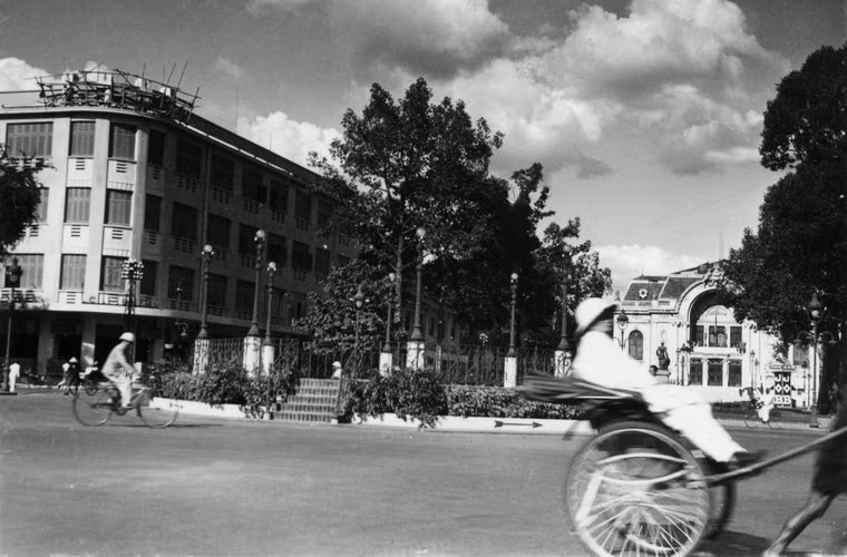Bùng binh Charner-Bonard, còn gọi là bồn kèn, nơi giao cắt của đường Nguyễn Huệ - Lê Lợi ngày nay.