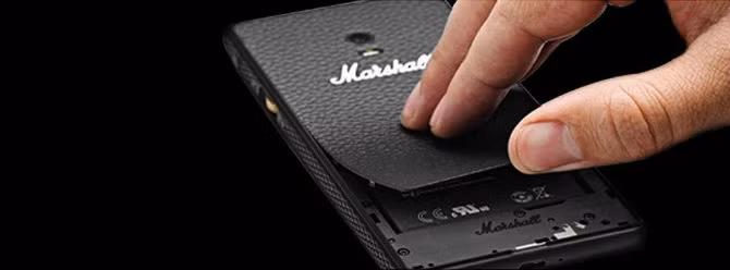 Nắp lưng của máy có thể tháo ra dễ dàng nên người dùng có thể mua một pin phụ để thay thế khi cần.