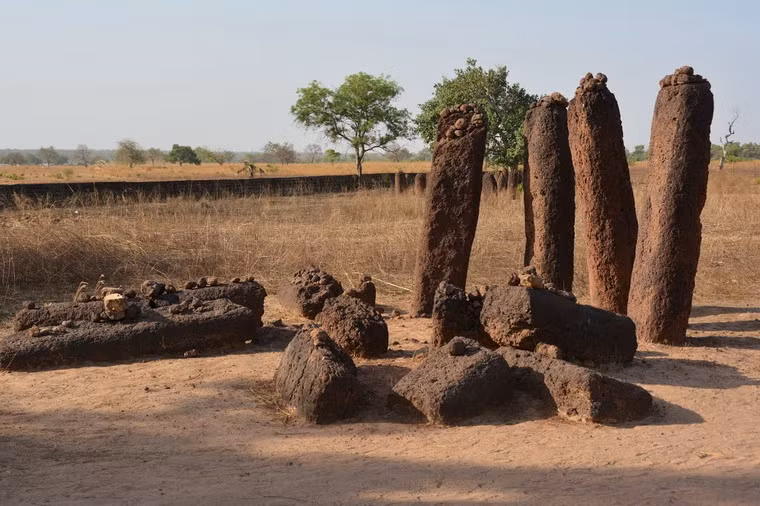 Theo thống kê, toàn bộ di tích vòng tròn đá Senegambian gồm khoảng 2.000 địa điểm khác nhau có các vòng tròn đá, với số lượng các khối đá là gần 30.000 khối.