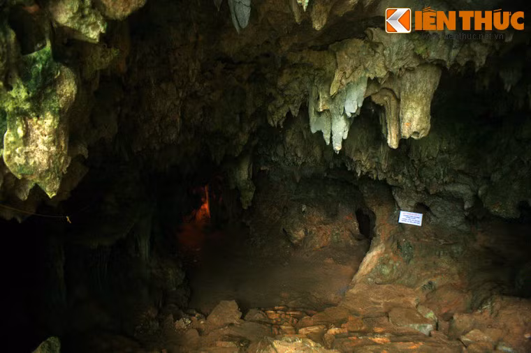 Cách suối cá không xa còn có động Cây Đăng, một hang động thiêng có liên quan đến nguồn nước của suối cá thần.