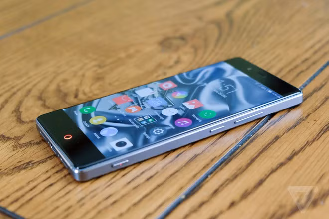 Nubia Z9 sở hữu đầy đủ yếu tố cần thiết của một smartphone Android cao cấp năm 2015: Chip Qualcomm Snapdragon 810, RAM 3 hoặc 4 GB, màn hình 5,2 inch 1080p, Android 5.0 Lollipop, camera lần lượt 8 và 16 megapixel cùng pin 2.900 mAh.