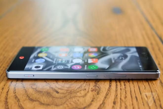 Máy có thiết kế khung kim loại, mặt sau bằng kính giống Galaxy S6. Người dùng không tìm thấy bất cứ chất liệu nhựa nào trên sản phẩm này. Để có trải nghiệm cao cấp đó, người dùng Mỹ phải bỏ ra 564 USD - mức giá cao hơn hầu hết các smartphone mở mạng của Alcatel, Huawei, Asus hay một vài smartphone từ châu Á khác tại Mỹ.