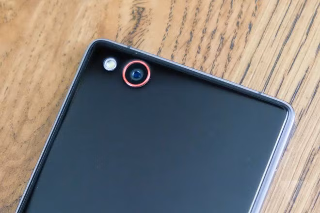 Camera sau của máy có độ phân giải 16 megapixel, khẩu độ f/2.0, chống rung quang học.