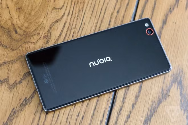 Nubia Z9 có trọng lượng 192 gram, nặng hơn nhiều so với iPhone 6 hay Galaxy S6. Đây cũng là mức cân nặng không thường gặp đối với một smartphone cao cấp kích thước 5,2 inch.