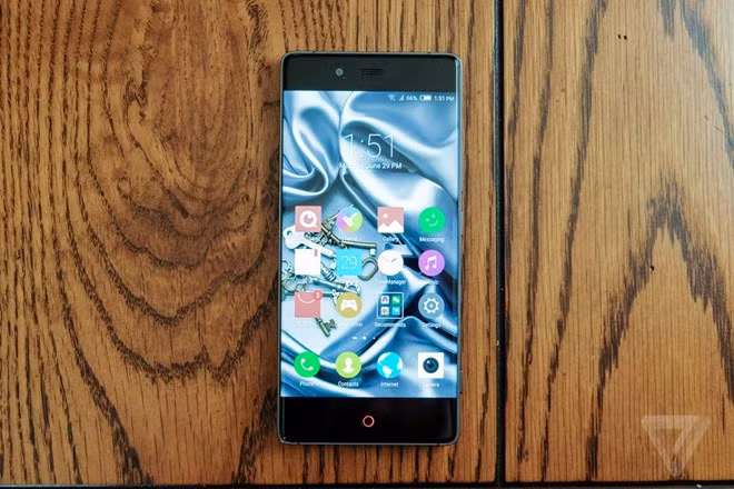 Nubia Z9 gây ấn tượng mạnh với màn ra mắt hoành tráng hồi tháng 5 tại Bắc Kinh, Trung Quốc. Không chỉ có viền màn hình siêu mỏng, ZTE còn giới thiệu cách tương tác hoàn toàn mới giữa người dùng với smartphone bằng các cử chỉ. Chẳng hạn, người dùng có thể chạm khung viền 2 lần để chụp ảnh màn hình, vuốt dọc thân để khóa, mở màn hình, điều chỉnh độ sáng hay mở nhanh camera. Tính năng này có tên gọi FIT.