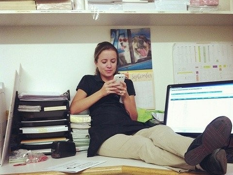  “Tất cả những gì nhận được là… không gì cả”. “Bất kể tôi được học bao nhiêu về dòng sản phẩm đó và thể hiện rằng có thể dùng kỹ năng của mình để giúp đỡ, tất cả những gì nhận được là không gì cả, không giao tiếp, không công việc. Vì vậy, tôi phải chứng kiến các sản phẩm quan trọng bị trì hoãn hết lần này đến lần khác. Tôi tự hỏi 'đây mà là Apple à'. Tôi nhìn lại đơn xin việc của mình để bảo đảm nó không viết: “Tôi có năng lực bị lờ đi và gõ ngón tay trên bàn”, một nhân viên Apple cho biết.