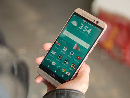  HTC One M9. Theo nhiều đánh giá, HTC One M9 được xem là một mẫu smartphone mạnh mẽ và sở hữu kết cấu tốt. Siêu phẩm của HTC được thiết kế màn hình 1080p, kích cỡ 5-inch. Mặc dù là sản phẩm sở hữu màn hình nhỏ nhất trong top 5, One M9 vẫn hết sức nổi bật với thiết kế vỏ nhôm nguyên khối, đem lại trải nghiệm cao cấp tới mọi người dùng. Các điểm cộng khác của One M9 là bộ xử lý Qualcomm Snapdragon 810 chipset, bộ nhớ RAM 3GB, camera tốt nhất của dòng smartphone HTC – 20,7 MP và camera trước Ultrapixel hỗ trợ chụp selfies ngay cả trong môi trường ánh sáng yếu. Hiện nay, thiết bị vẫn chưa giảm nhiệt với giá bán khoảng 16 triệu đồng.