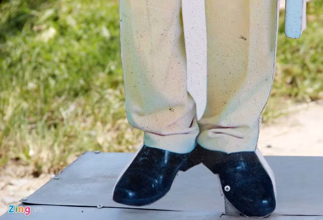 "Hai tháng nay tôi thấy ý thức của người tham gia giao thông được nâng cao khi có hình nộm CSGT cắm chốt ven quốc lộ 91. Bản thân tôi cũng vậy, thấy bóng dáng CSGT dù giả hay thật đều phải suy nghĩ ngay đến việc lái xe sao cho an toàn, không dám phóng nhanh, vượt ẩu. CSGT mô hình dựng lâu ngày bị bụi và bùn đất bám đen, tôi nghĩ công an quận nên cho cán bộ lau chùi định kỳ hàng tuần hoặc nửa tháng để hình nộm được sạch", tài xế Trần Thanh Vỹ chia sẻ.