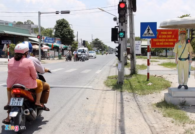 Sau khi chụp ảnh CSGT trong tư thế đang làm nhiệm vụ, hình được in kỹ thuật số lên decal rồi dán vào tấm foam (một dạng xốp) dày 10 mm. CSGT mô hình có chiều cao bằng người thật, đứng trên chân đế làm bằng nhôm và được ghép 2 mặt. Khoảng trống ở giữa đậy lại bằng miếng xốp trắng, bên trong có một trụ sắt.