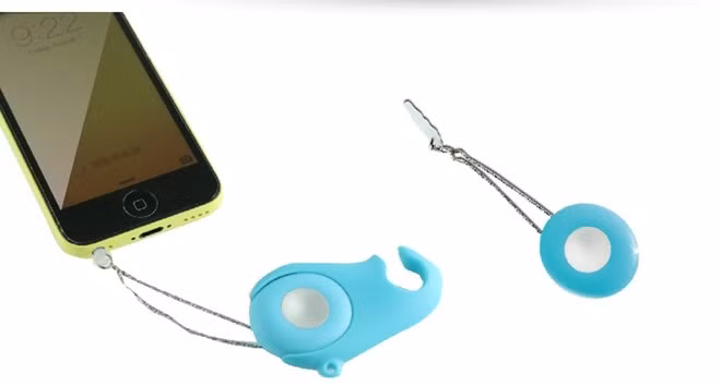  Phụ kiện chụp ảnh selfie Apotop i-Selfie. Join Me là đồ chơi công nghệ có chức năng điều khiển chụp hình không dây, hỗ trợ chụp ảnh cho các thiết bị iOS và Android. Những đồ chơi công nghệ thích hợp cho chuyến du lịch hè Thiết bị nhỏ gọn này gồm hai bộ phận có thể tháo rời: nút bấm tròn và móc đỡ thiết bị di động.