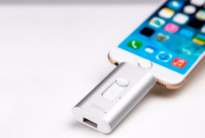  Thẻ nhớ iSafeFile Opro9. iSafeFile của hãng công nghệ Opro9 là thẻ nhớ flash 32 GB dành riêng cho iPhone và iPad. Dung lượng vượt trội của chiếc thẻ giúp các tín đồ Apple có thể thoải mái lưu trữ và dễ dàng mang theo vô số phim ảnh, âm nhạc yêu thích để giải trí trong chuyến đi. Quang trọng nhất với iSafeFile, bạn trẻ không phải lo về việc hết bộ nhớ cho hàng loạt bộ ảnh vui chơi đáng nhớ.