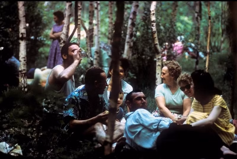 Buổi dã ngoại trong rừng của một gia đình Liên Xô.