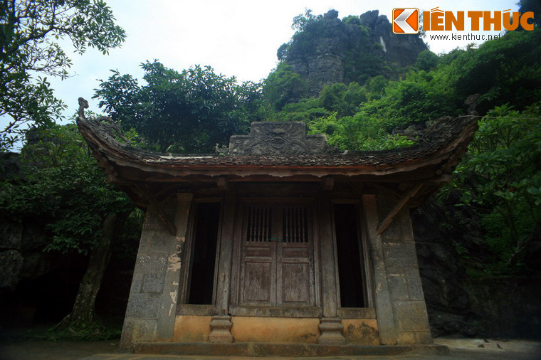 Vể tổng quan kiến trúc, chùa Bích Động được xây dựng theo kiểu chữ "Tam", gồm ba toà không liền nhau, tam cấp dọc theo sườn núi, dựa vào thế núi từ thấp lên cao thành 3 ngôi chùa riêng biệt: Hạ, Trung và Thượng.