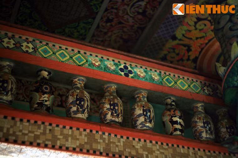 Cũng từ đó, chùa còn được người dân gọi bằng cái tên thứ hai là chùa Chén Kiểu.