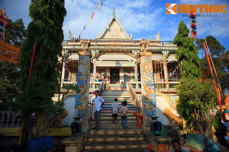 Đây là một ngôi chùa của người Khmer vốn có tên là Wat Sro Loun hay Wat Chro Luong, theo tên của một con rạch chạy dọc theo đường làng trước chùa. Để dễ phát âm và dễ nhớ, người ta gọi trại theo tiếng Việt là Sà Lôn.