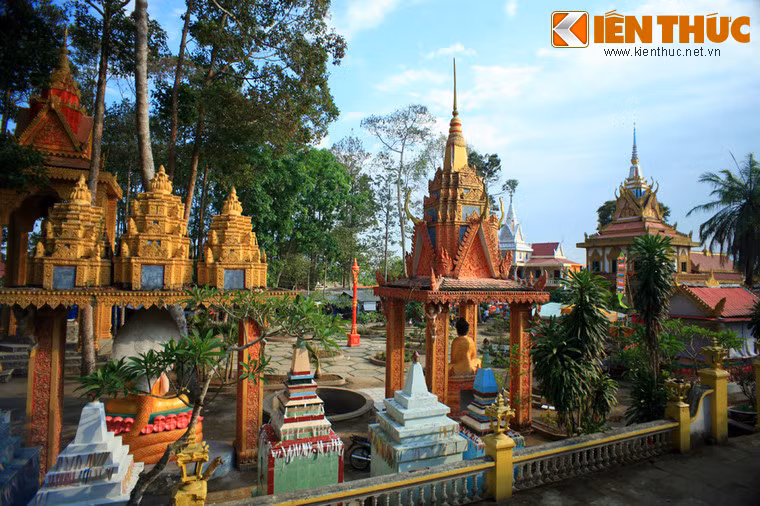 Không chỉ thu hút tín đồ Phật tử là người Khmer, ngày nay chùa Chén Kiểu là một địa danh du lịch nổi tiếng mà nhiều khách du lịch trong và ngoài nước ghé thăm mỗi khi đến với mảnh đất Sóc Trăng.