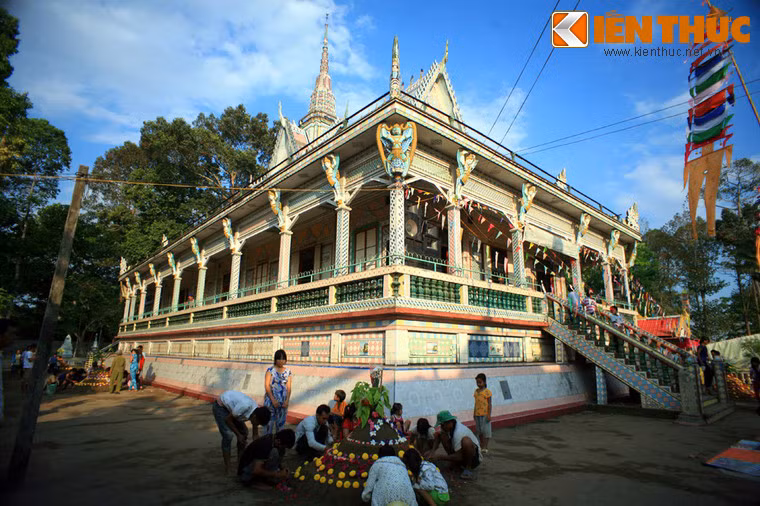 Trung tâm của chùa là ngôi chính điện bề thế với các bờ tường, cột, khung cửa... được ghép mảnh gốm sứ lộng lẫy.