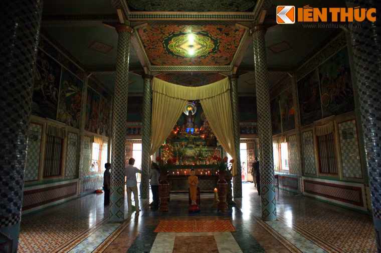 Phía trong chính điện có đặt một bàn thờ, và chỉ thờ duy nhất Phật Thích Ca. Nơi đây có 16 hàng cây cột to chống đỡ mái, và đều được dán bằng gạch men. Trên trần có trang trí họa tiết nhiều màu sặc sỡ, và hai bên bức tường có nhiều tranh vẽ kể về cuộc đời của Phật Thích Ca.