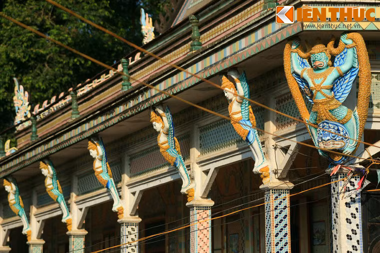 Tương tự như những ngôi chùa Khmer khác, tượng các tiên nữ, Krud (hay Garuda), sư tử thần,… cũng được dùng để trang trí tại chùa Chén Kiểu.