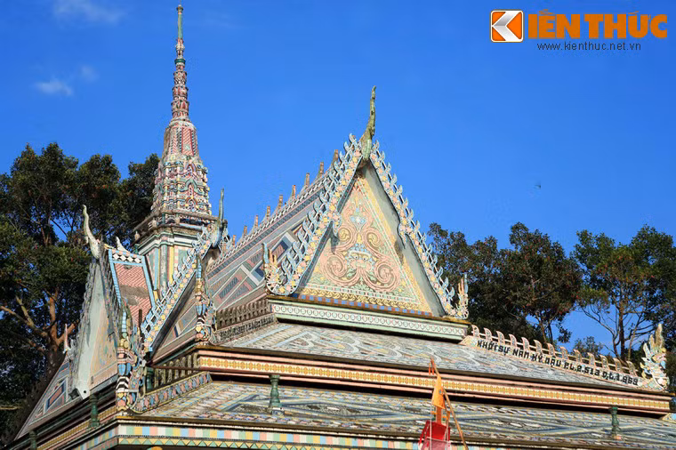 Cũng giống như những ngôi chùa Khmer khác, mái chính điện của chùa được xây dựng theo dạng tam cấp, được trang trí nhiều họa tiết với màu sắc rất đẹp mắt.