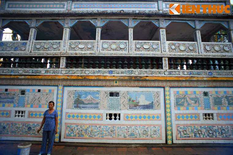 Mặt sau chính điện là một mảng tường đắp nổi bởi nhiều mảnh chén kiểu vỡ rất sắc sảo.