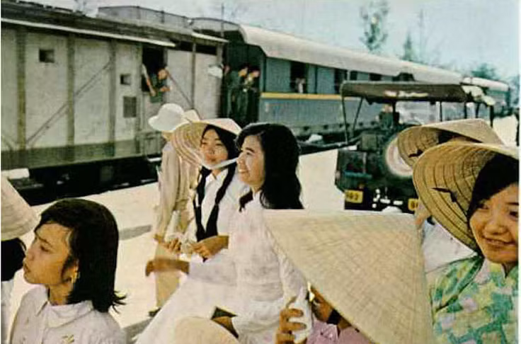 Các cô gái đón người thân ở sân ga.