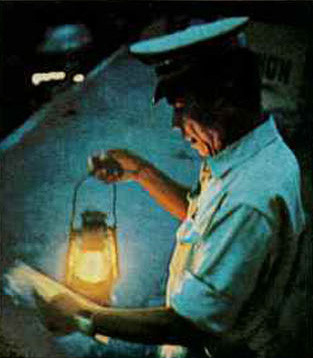 Nhân viên đường sắt làm việc trên sân ga lúc tờ mờ sáng.