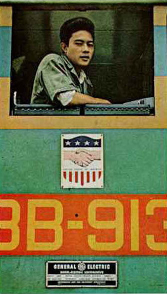 Người lính VNCH bên cửa số một toa tàu do Mỹ viện trợ.