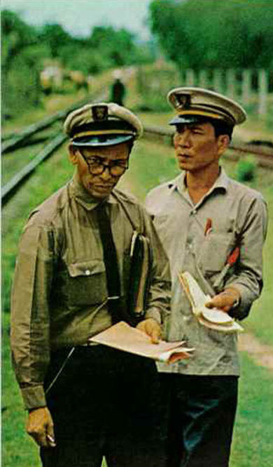 Nhân viên đường sắt ở ga Quảng Ngãi.