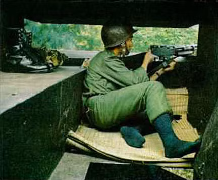 Một binh sĩ cầm súng máy trong toa tàu bọc thép.