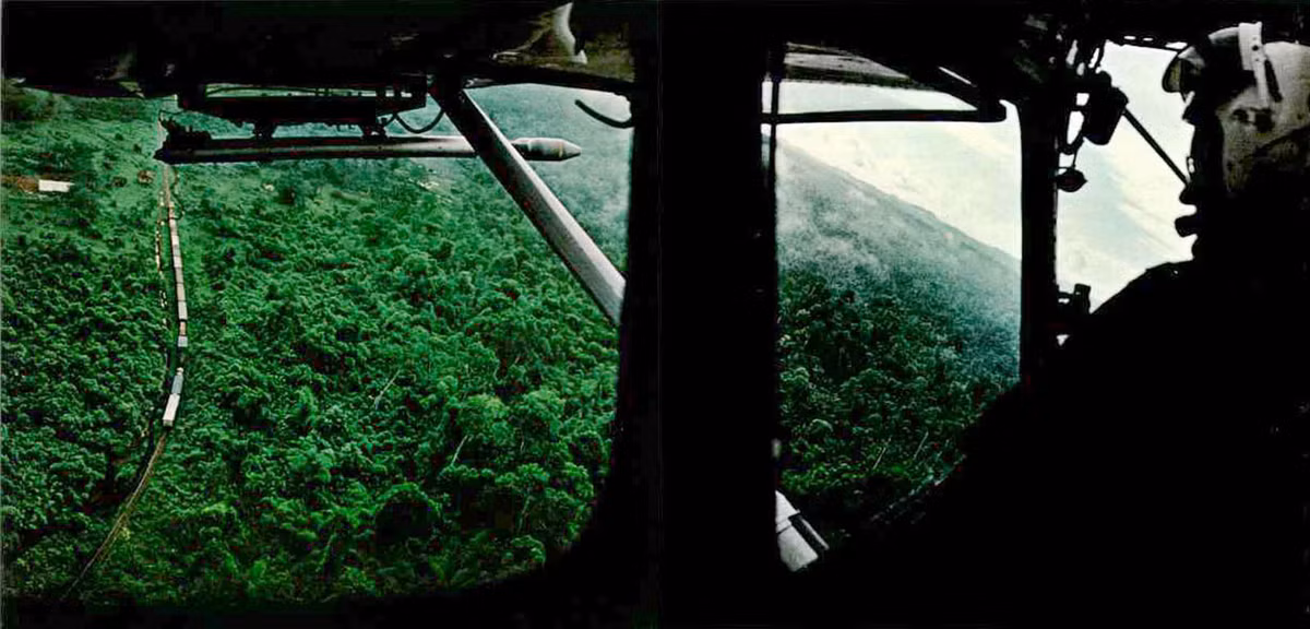 Bài viết này được đăng trên tạp chí National Geographic hồi tháng 9/1964. Trong ảnh là đường sắt chạy xuyên rừng rậm nhìn từ một máy bay quân sự Mỹ, miền Nam Việt Nam năm 1964.